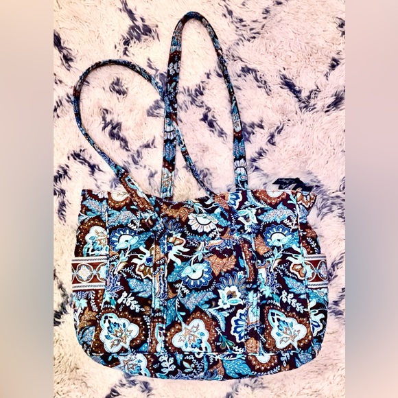 Vera Bradley Diaper Baby Bag *BEST SELLER* **JUST AS NEW!!🎁💙** - Picture 1 of 6